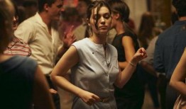 法国电影 她在线观看,法国电影中的网络诱惑与人性探索